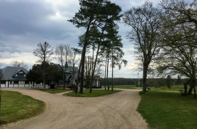 L’entrée du golf de Chantilly et son club-house, à Vineuil-Saint-Firmin.