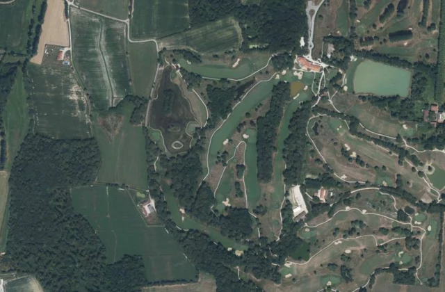 Golf de la Bresse vu du ciel. Orthophotographie IGN, Licence ouverte Etalab.