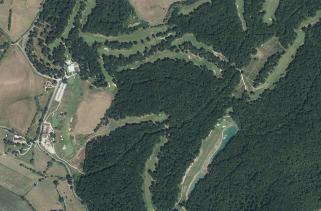 Golf de la Forêt de Montpensier vu du ciel. Orthophotographie IGN, Licence ouverte Etalab.