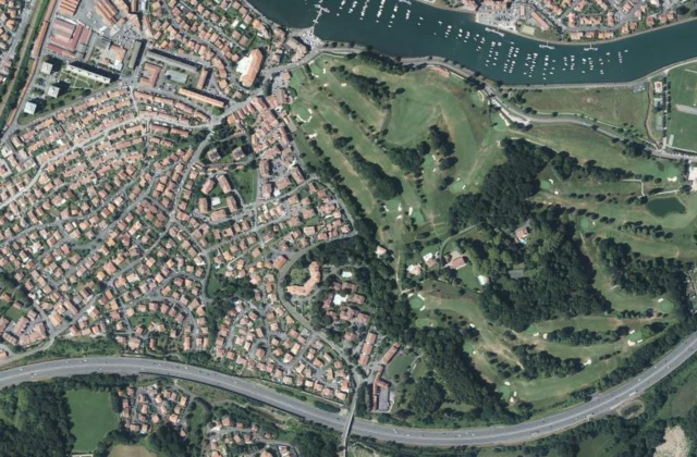 Golf de la Nivelle vu du ciel. Orthophotographie IGN, Licence ouverte Etalab.