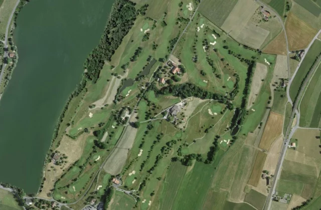Golf de Lavaux vu du ciel. Orthophotographie swisstopo, licence ouverte.