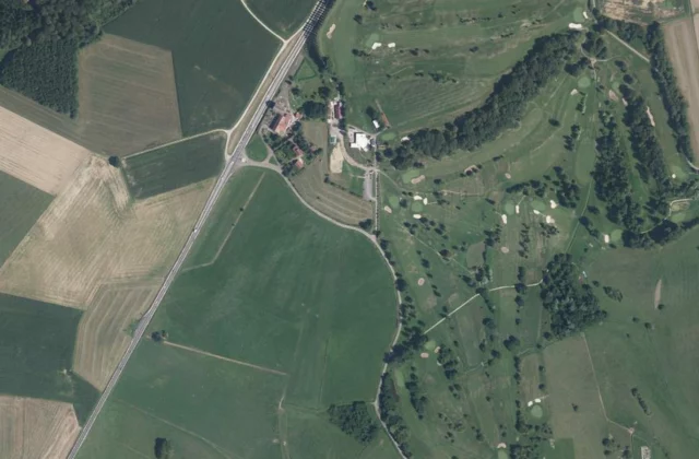 Golf de Luxeuil-Bellevue vu du ciel. Orthophotographie IGN, Licence ouverte Etalab.