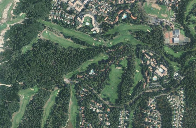 Golf de Moliets vu du ciel. Orthophotographie IGN, Licence ouverte Etalab.
