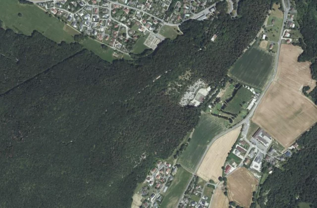 Golf de Mornex vu du ciel. Orthophotographie IGN, Licence ouverte Etalab.