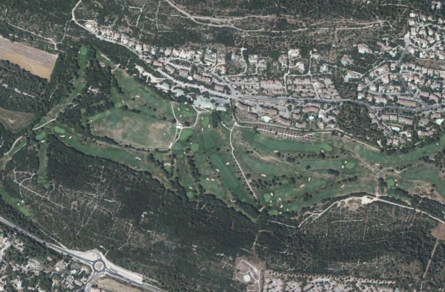 Golf de Nîmes Vacquerolles vu du ciel. Orthophotographie IGN, Licence ouverte Etalab.