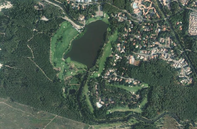 Golf de Pinsolle vu du ciel. Orthophotographie IGN, Licence ouverte Etalab.