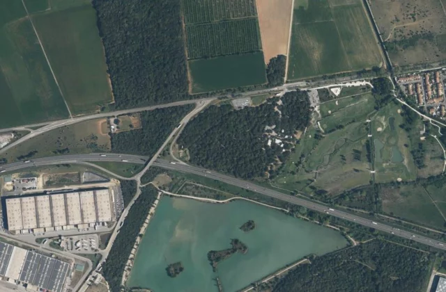 Golf de Saint Martin de Crau vu du ciel. Orthophotographie IGN, Licence ouverte Etalab.