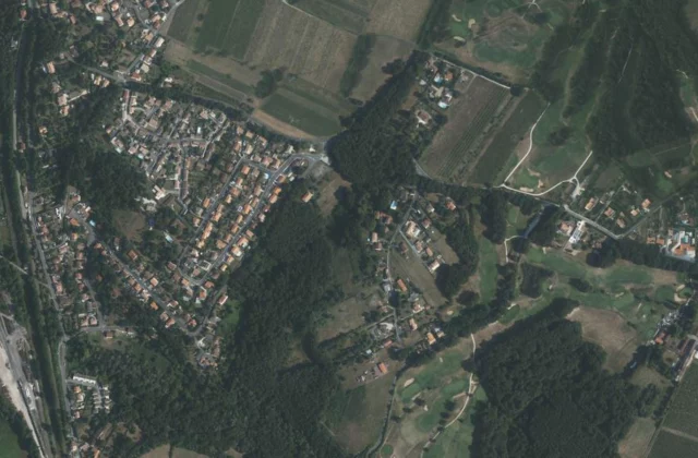 Golf de Saintes — Louis Rouyer-Guillet vu du ciel. Orthophotographie IGN, Licence ouverte Etalab.