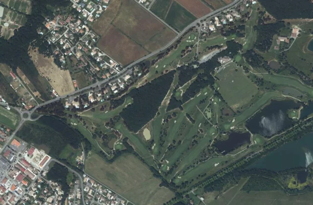 Golf de Téoula vu du ciel. Orthophotographie IGN, Licence ouverte Etalab.