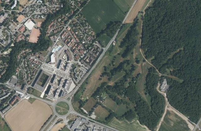 Golf des Serves — Saint-Genis-Pouilly vu du ciel. Orthophotographie IGN, Licence ouverte Etalab.