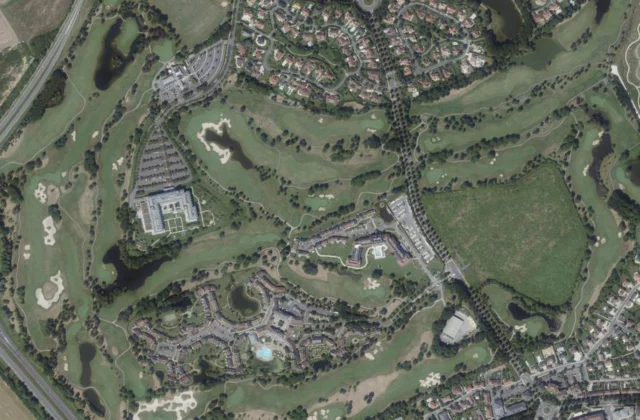 Golf Paris Val d'Europe (Golf Disneyland) vu du ciel. Orthophotographie IGN, Licence ouverte Etalab.