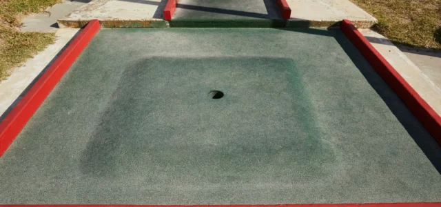 Piste de mini-golf et son trou