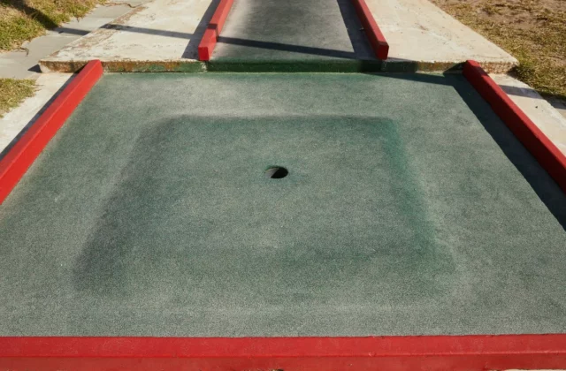 Piste de mini-golf et son trou