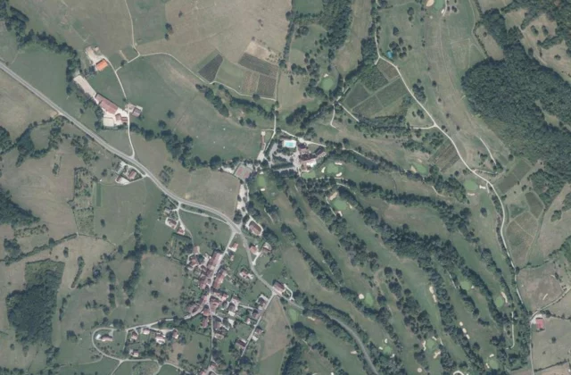 Golf du Domaine du Val de Sorne vu du ciel. Orthophotographie IGN, Licence ouverte Etalab.