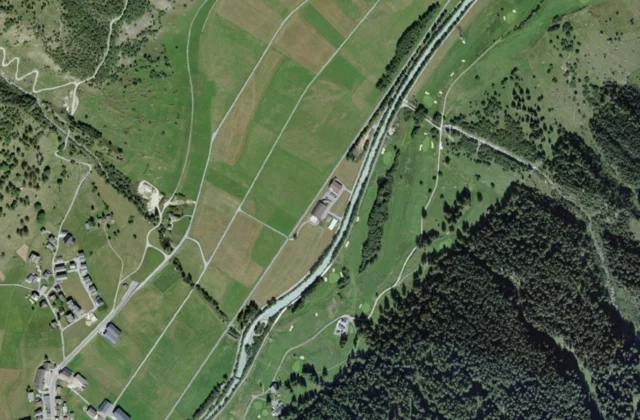 Golf Goms — Source du Rhône vu du ciel. Orthophotographie swisstopo, licence ouverte.