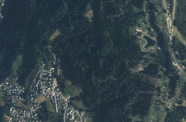 Golf Les Gets vu du ciel. Orthophotographie IGN, Licence ouverte Etalab.