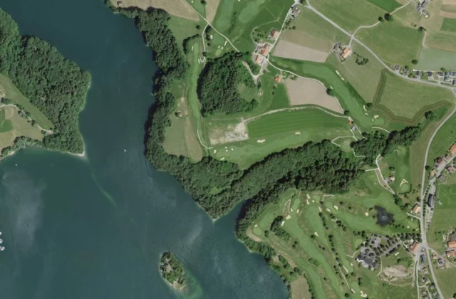 Golf Resort La Gruyère vu du ciel. Orthophotographie swisstopo, licence ouverte.