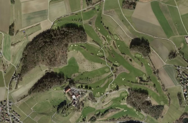 Golfclub Schloss Goldenberg aus der Luft. Orthofoto swisstopo, licence ouverte.
