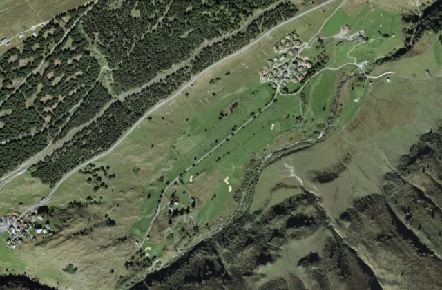 Golfclub Sedrun aus der Luft. Orthofoto swisstopo, licence ouverte.