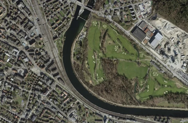 Golfclub Unterengstringen aus der Luft. Orthofoto swisstopo, licence ouverte.