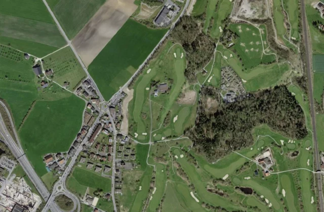 Golfpark Holzhäusern aus der Luft. Orthofoto swisstopo, licence ouverte.