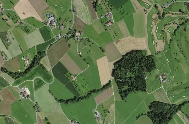Golfpark Oberkirch aus der Luft. Orthofoto swisstopo, licence ouverte.