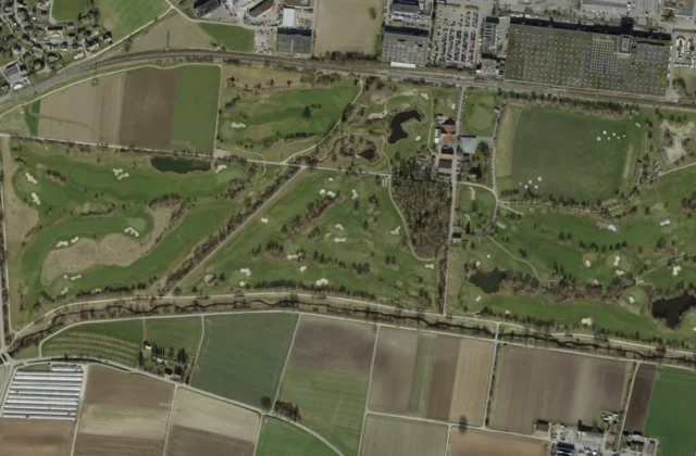 Golfpark Otelfingen aus der Luft. Orthofoto swisstopo, licence ouverte.