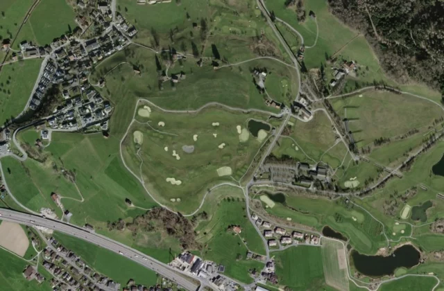 Golfpark Zürichsee aus der Luft. Orthofoto swisstopo, licence ouverte.