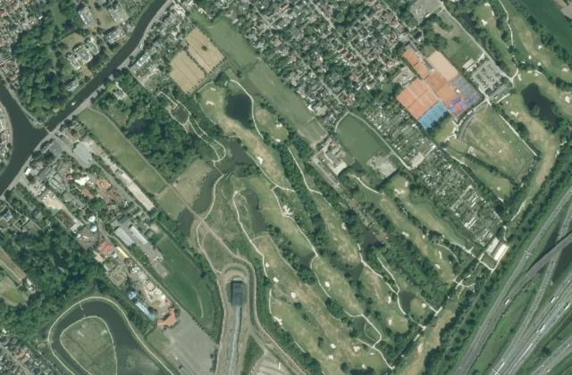 Golfbaan Leeuwenbergh vanuit de lucht. Luchtfoto PDOK / Kadaster, licence ouverte.
