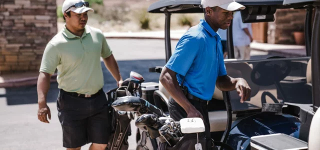 Deux golfeurs coéquipiers près des voiturettes