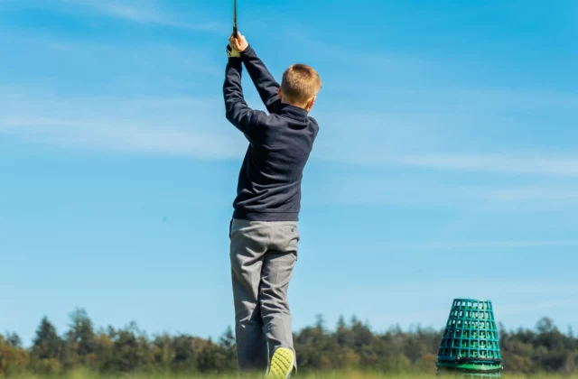 Jeune golfeur en fin de swing