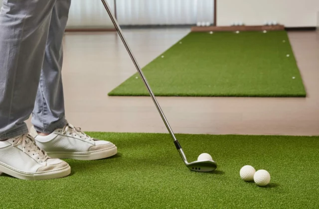 Tapis d'entraînement intérieur avec club et balles