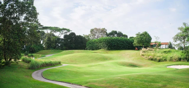 Welliges Fairway mit Grashügeln auf einem Golfplatz