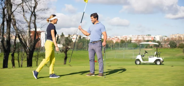 Deux jeunes golfeurs près du drapeau
