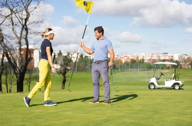 Deux jeunes golfeurs près du drapeau