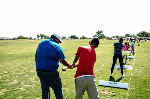 Golfeurs alignés sur un practice découvert
