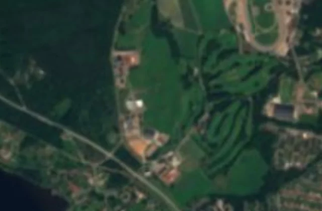Rättviks Golfklubb från ovan. Satellitbild Sentinel-2 cloudless 2016 av EOX IT Services GmbH (innehåller modifierade Copernicus Sentinel-data), CC BY 4.0.