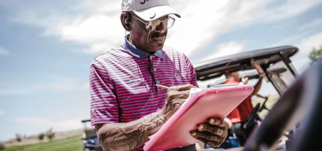 Golfeur consultant une carte de score
