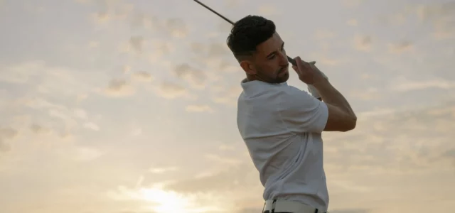 Golfer maakt zijn swing af bij zonsondergang