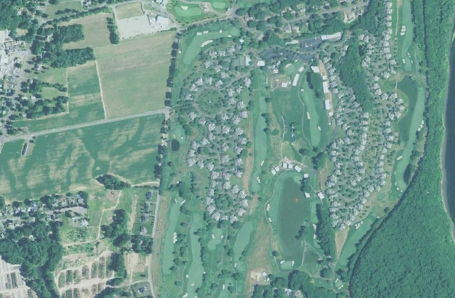 TPC River Highlands from the air. Aerial imagery USGS, domaine public.