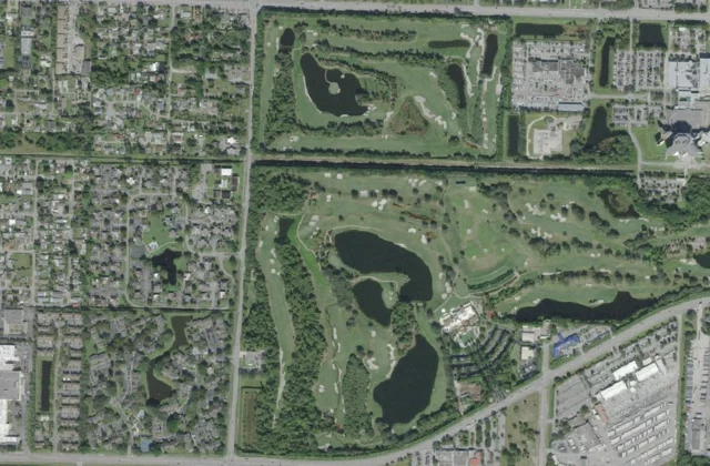 Trump International Golf Club, West Palm Beach from the air. Aerial imagery USGS, domaine public.