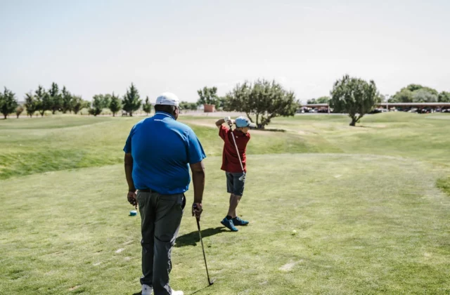 Två golfspelare väntar på tee