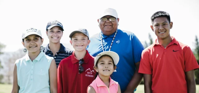 Mannschaft junger Golfer beim Gruppenbild