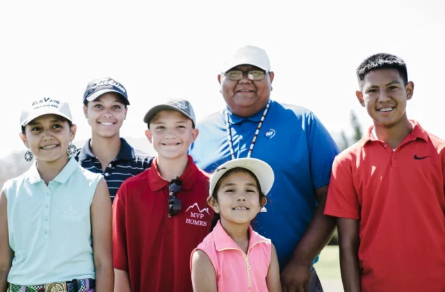 Mannschaft junger Golfer beim Gruppenbild