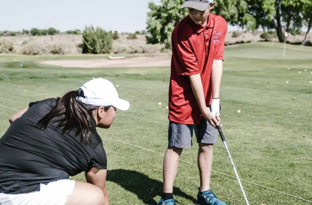 Cours de golf collectif, enseignant et débutants