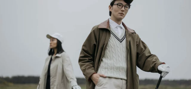 Deux golfeurs en manteau et pull par temps froid