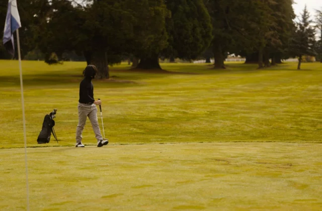 Golfer alleen op een openbare baan