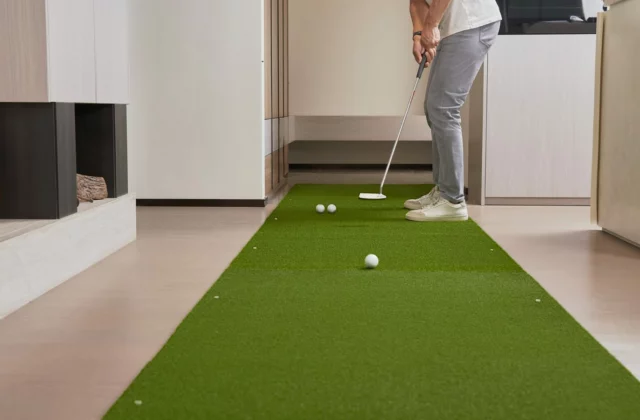 Indoor-Übungsgrün in einem Gang