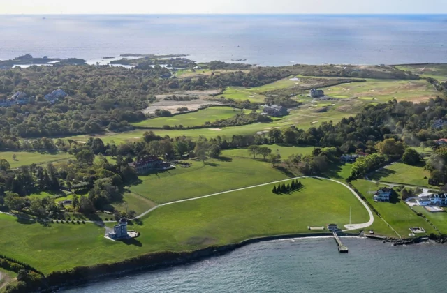 Luchtfoto van een golfbaan aan zee