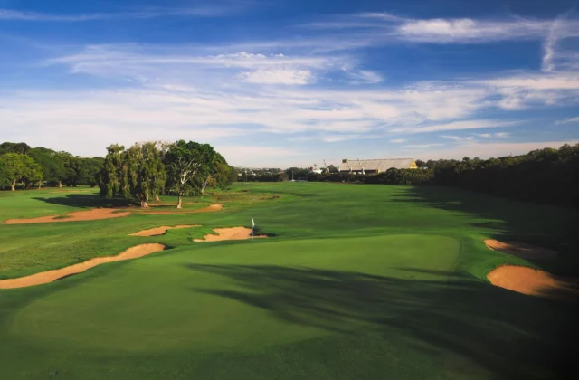 Parcours de golf au lever du soleil